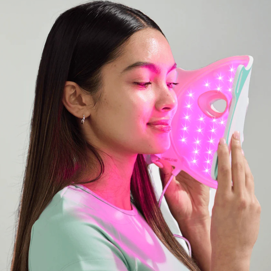Best Red Light Therapy Mask Black Friday Deals Starting at $59.99 – Get Glowing Skin & Reduce Wrinkles