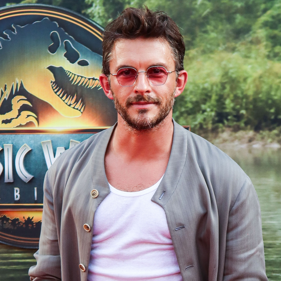 67933848-42b2-4573-a29f-fc87f2eb076e_1757103672.jpg Jonathan Bailey Announces Break From Acting