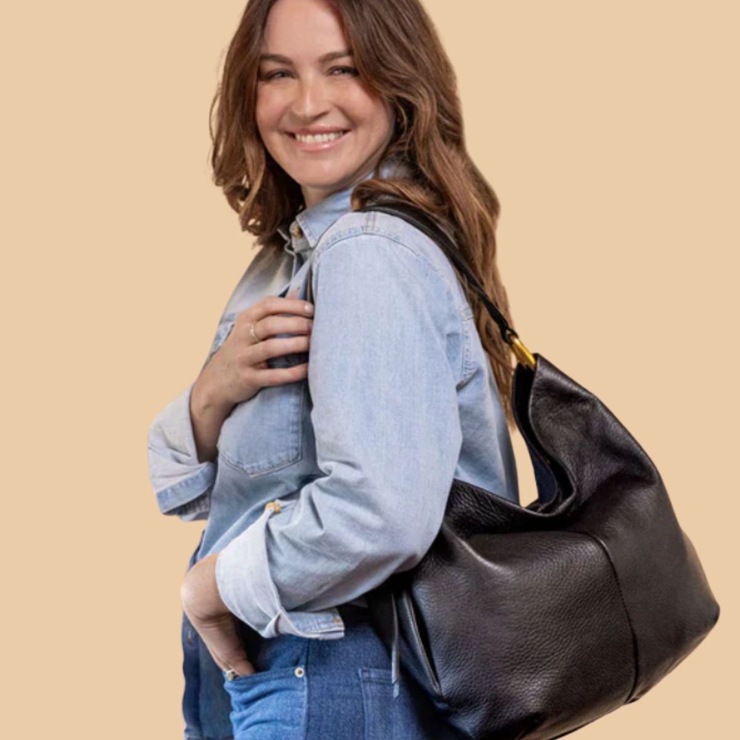 af6349e6-8199-4bbb-9980-2c894f8f7399_1761250192.jpg Big Bags Are Everywhere Right Now, Why It’s Worth Ditching Your Mini Bag To Shop the Trend